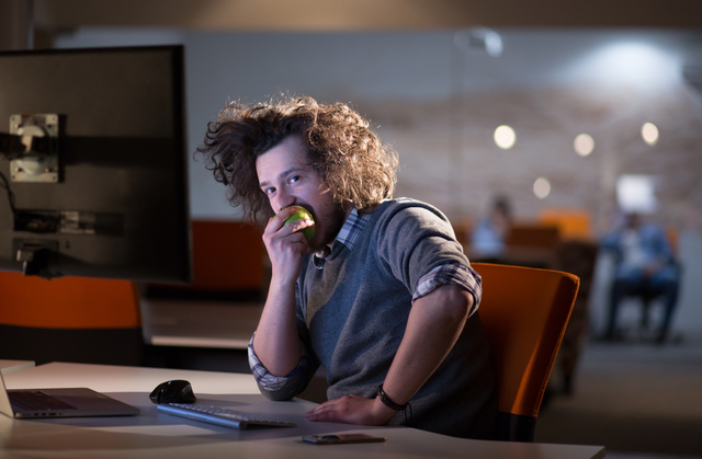 سیب را صبح بخوریم یا شب؟