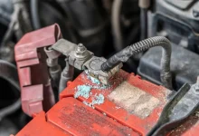 6 علت‌ سولفاته شدن بست‌های باتری خودرو + راهکارهای پیشگیری
