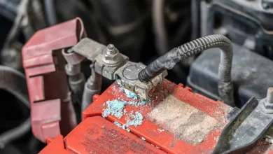 6 علت‌ سولفاته شدن بست‌های باتری خودرو + راهکارهای پیشگیری
