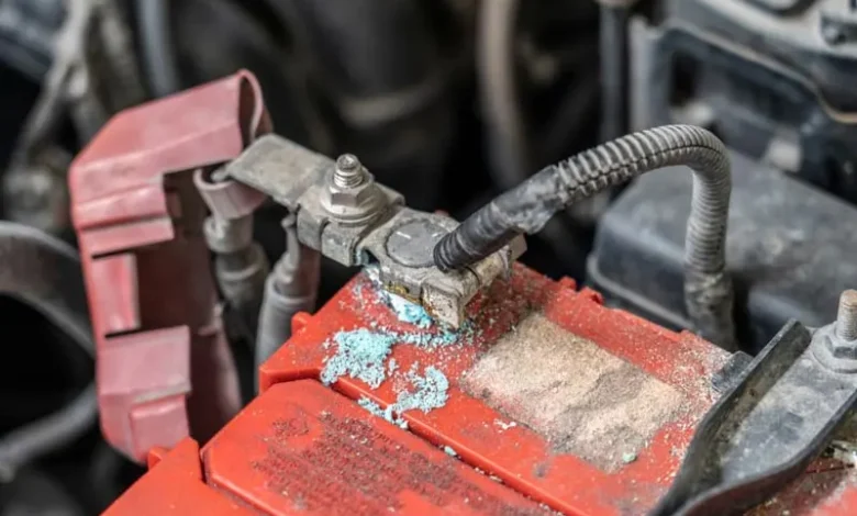6 علت‌ سولفاته شدن بست‌های باتری خودرو + راهکارهای پیشگیری