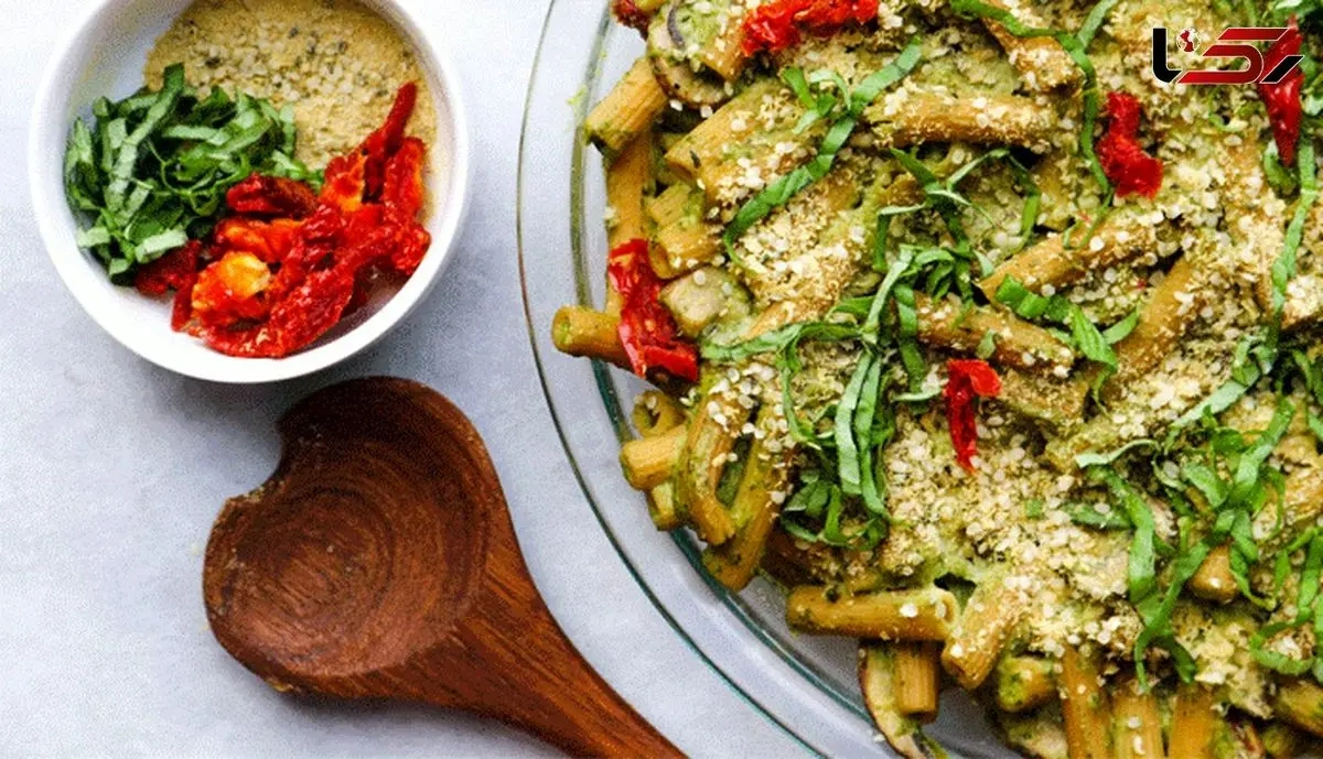پاستا با سس آووکادو و گوجه گیلاسی