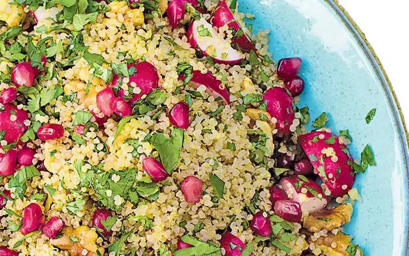 طرز تهیه سالاد کینوا و انار
